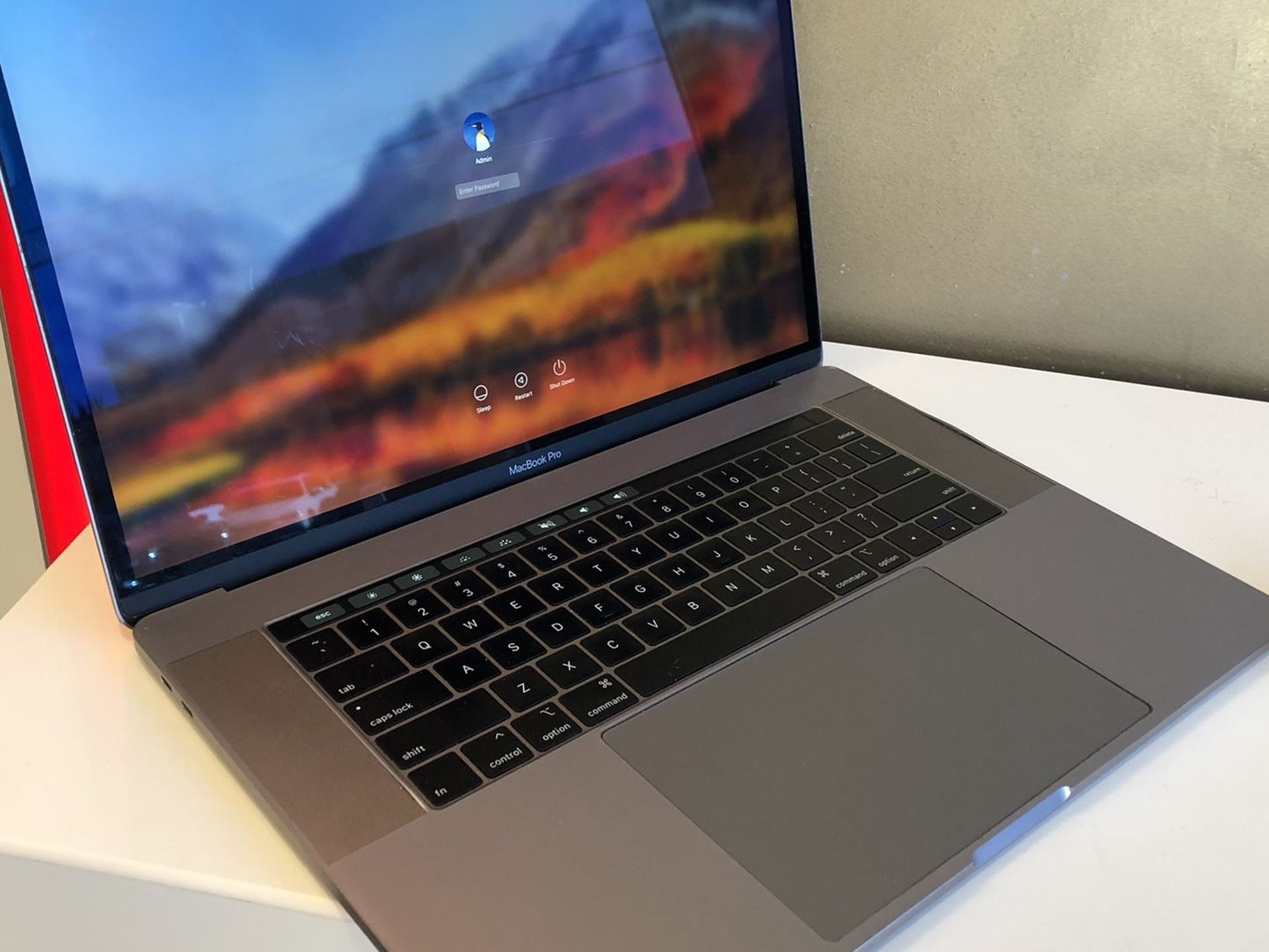 Retina Late 2018 Mavbook Pro 15”2.2 Core I7-16Gb —256 Ssd