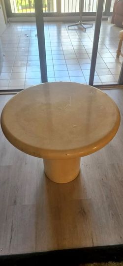 Round pedestal side table -plastic resin