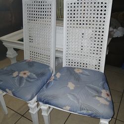 2 White Chair Very Conformable 