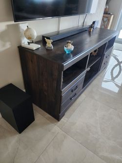 Tv stand...Mueble para tv madera pesada En Exelentes Condiciones