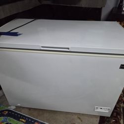 RCA Chest Freezer 10.6 cu Feet