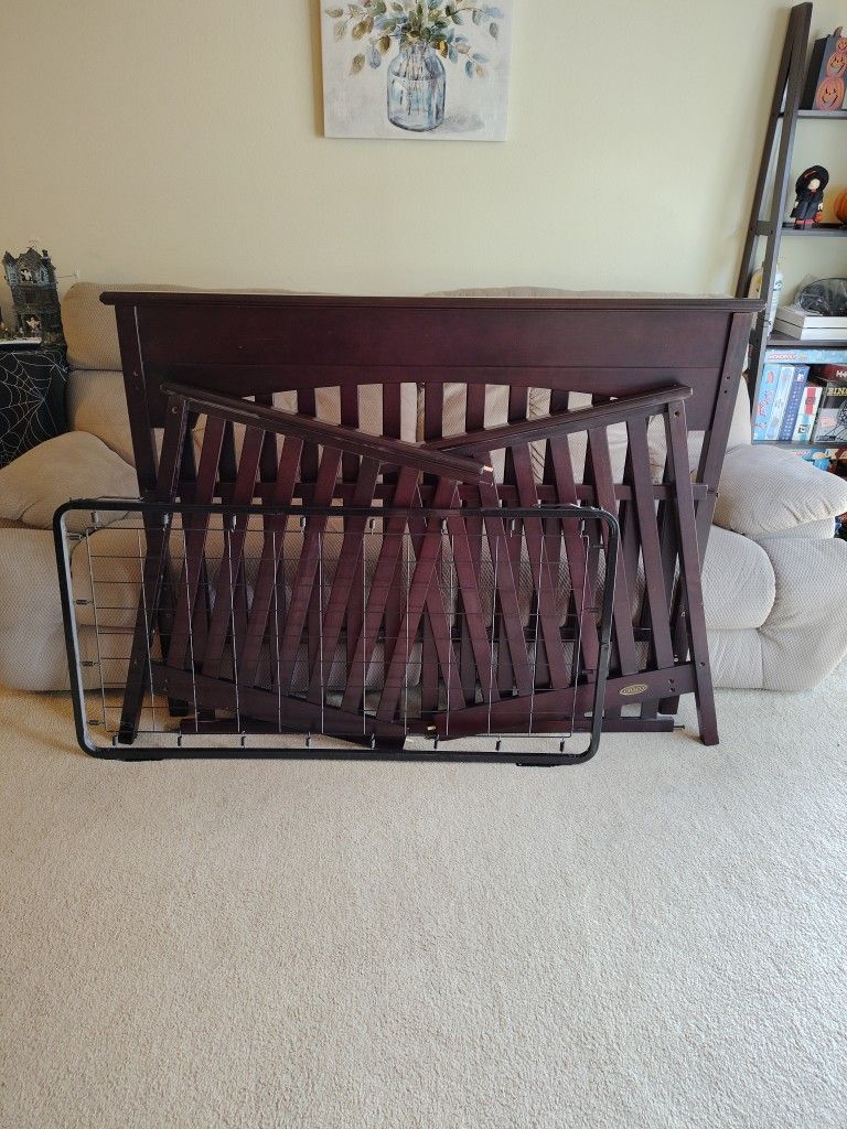 Graco Wooden Convertible Crib 3in1 ( Crib, Toddler Bed And Full Size Bed Headboard)
