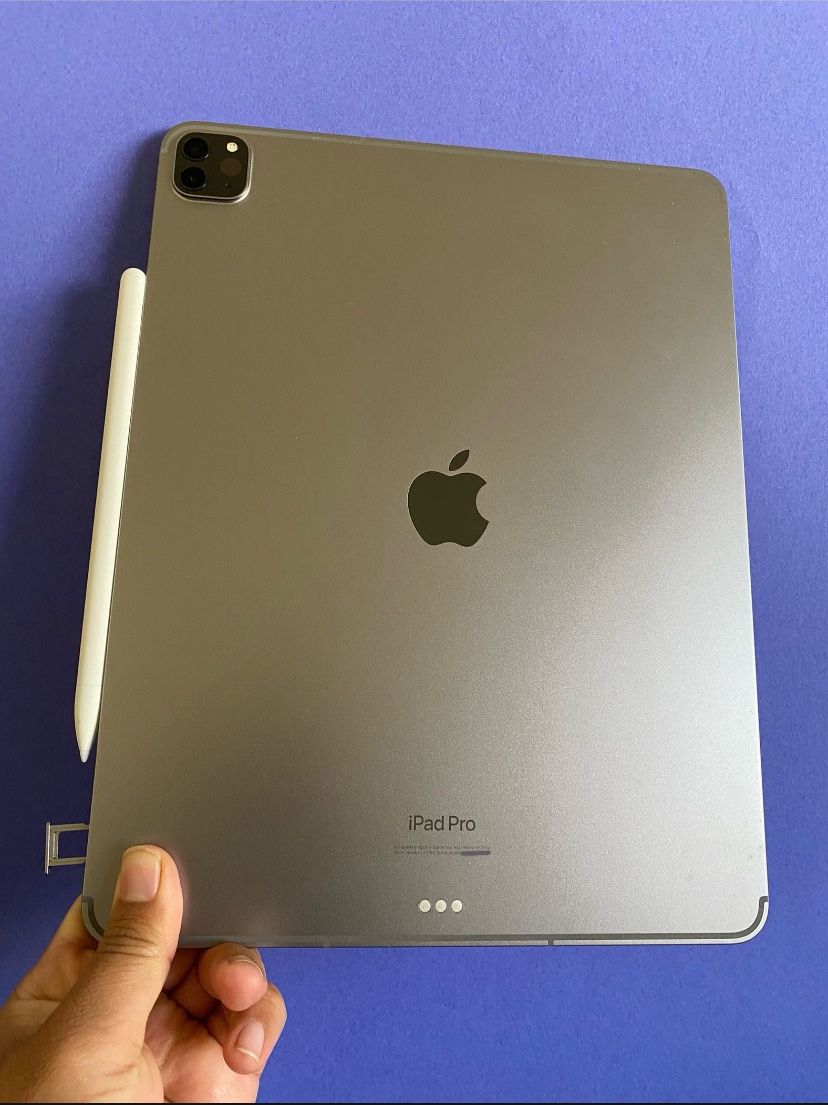 256GB Apple IPad Pro 12.9” 6th Generation (2022 Model / M2 chip ) WiFi + cellular (5G Unlocked) with keyboard, pen & Accessories 