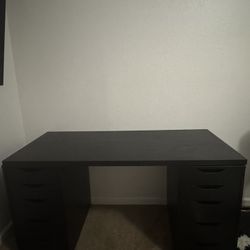 Black Desk