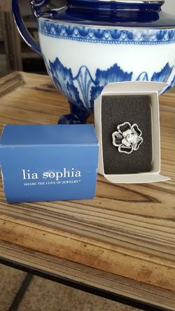 Lia Sophia New black Dalhia ring