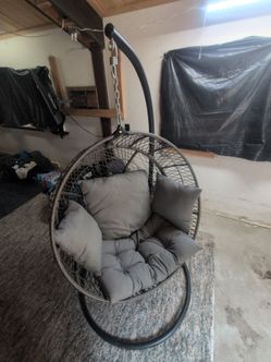 Swinging egg chair