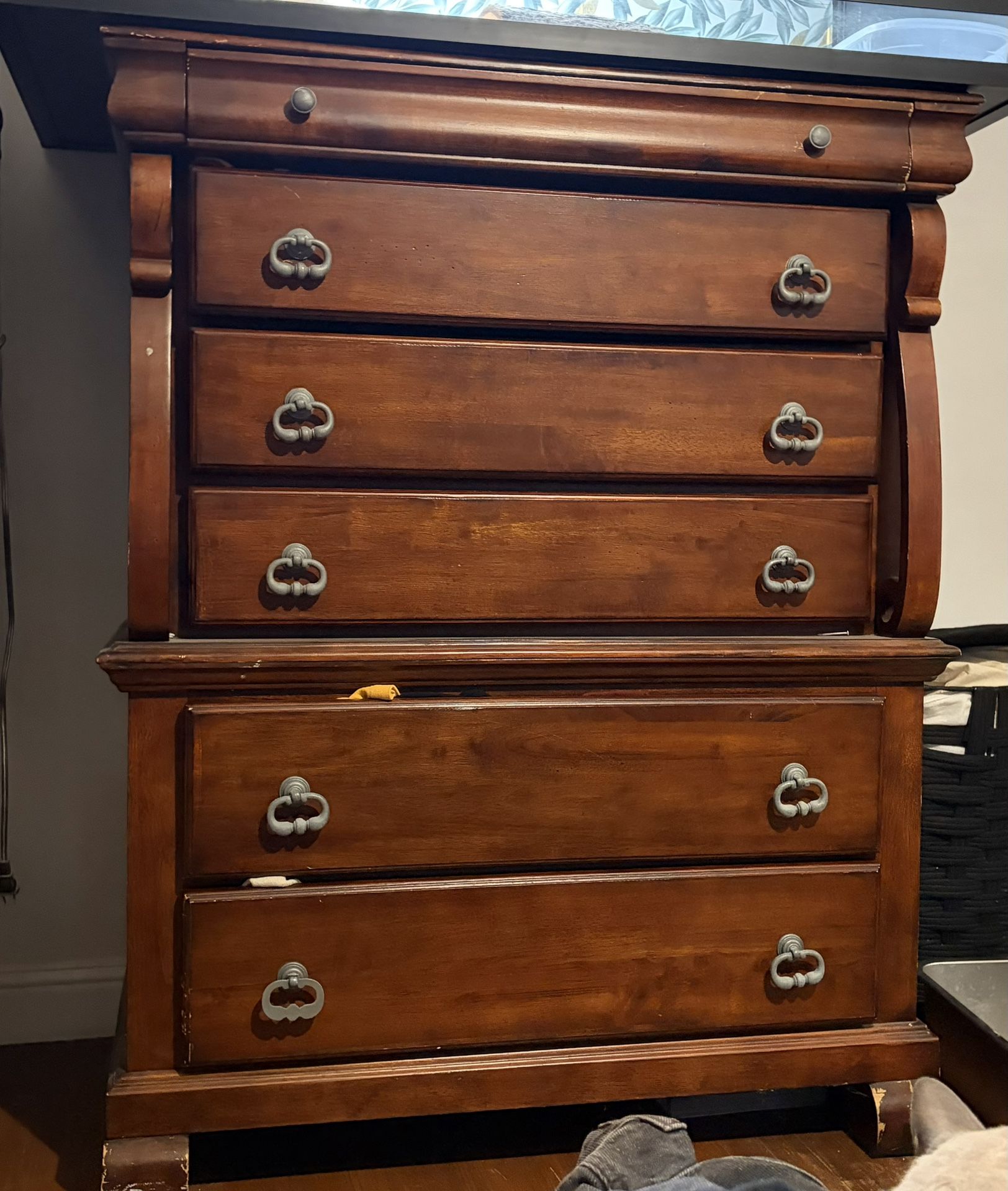 Traditional 7-Drawer Dresser – Great Storage