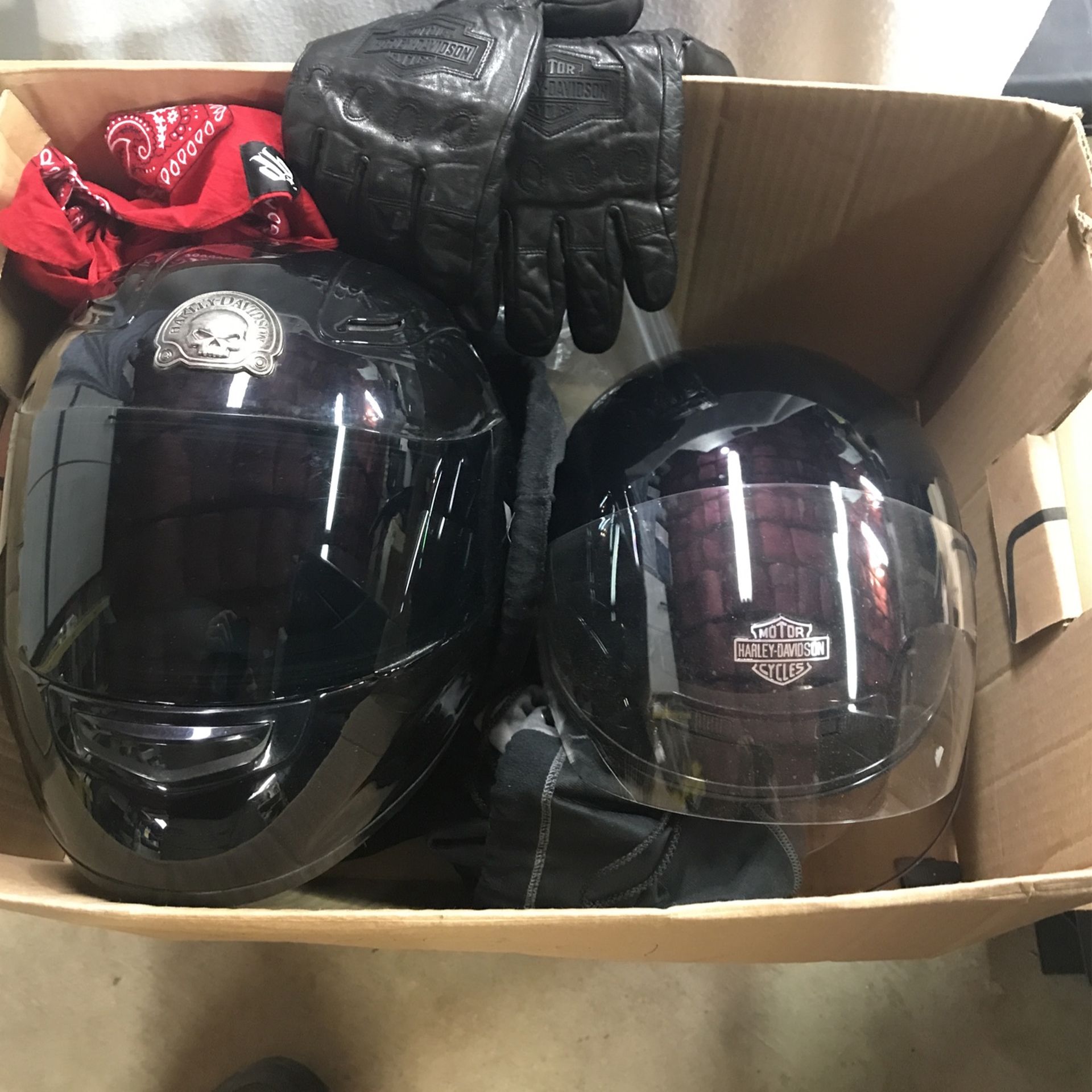 2 HD Helmets L And Med HDGloves Cold Weather Kit For Helmets And Face Shields Great Condition