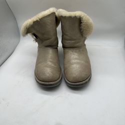 Ugg Bailey Button women size 9