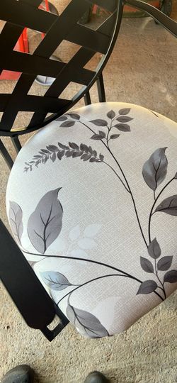 Patio table with 4 swivels chairs