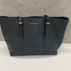Michael Kors Purse. Item No 913 (Shopgoodwill)