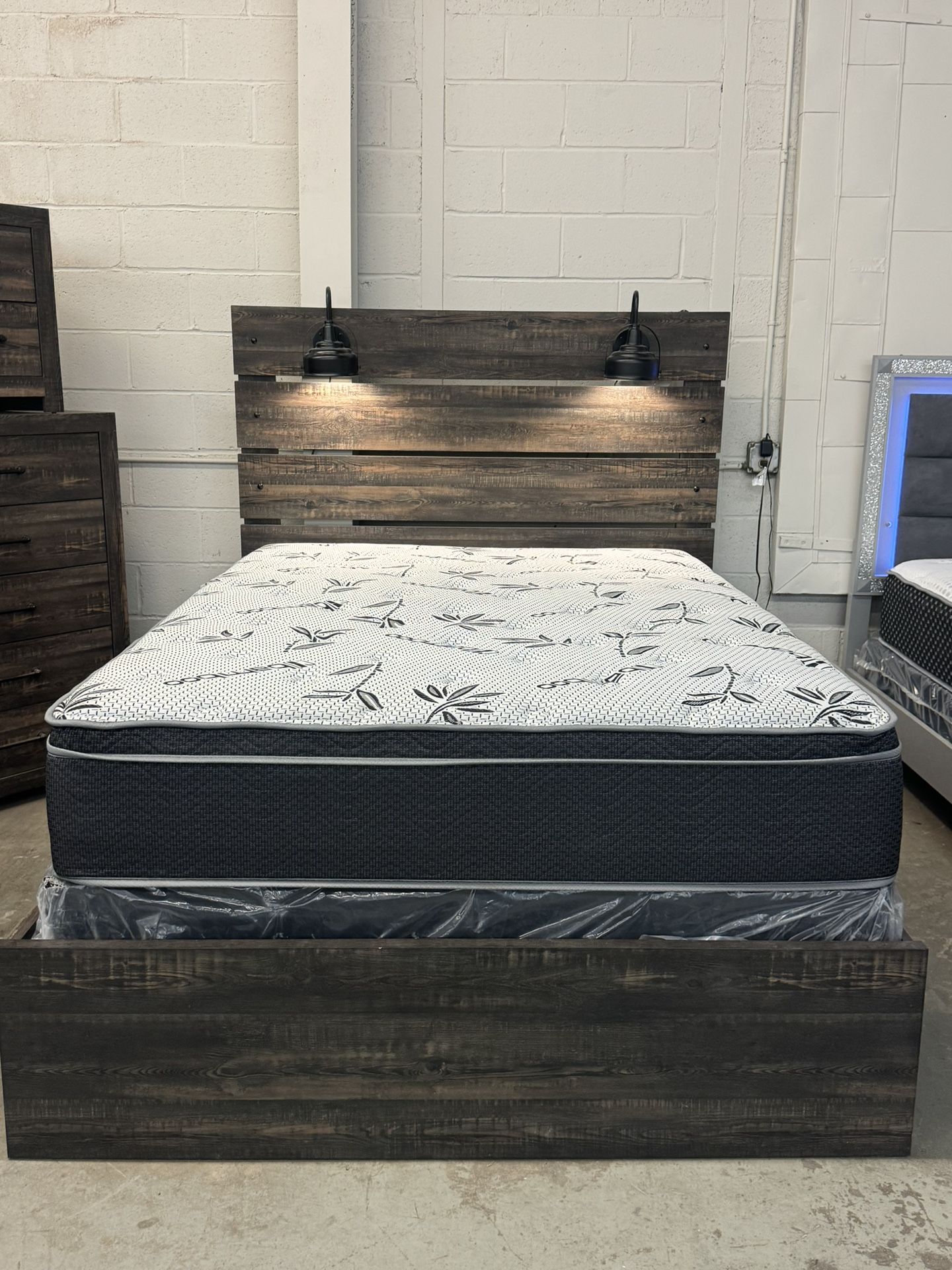 Beautiful Lighted Bedroom Set! Only $799!! See Details Below In description Was $2078!! (chest Sold Separately)