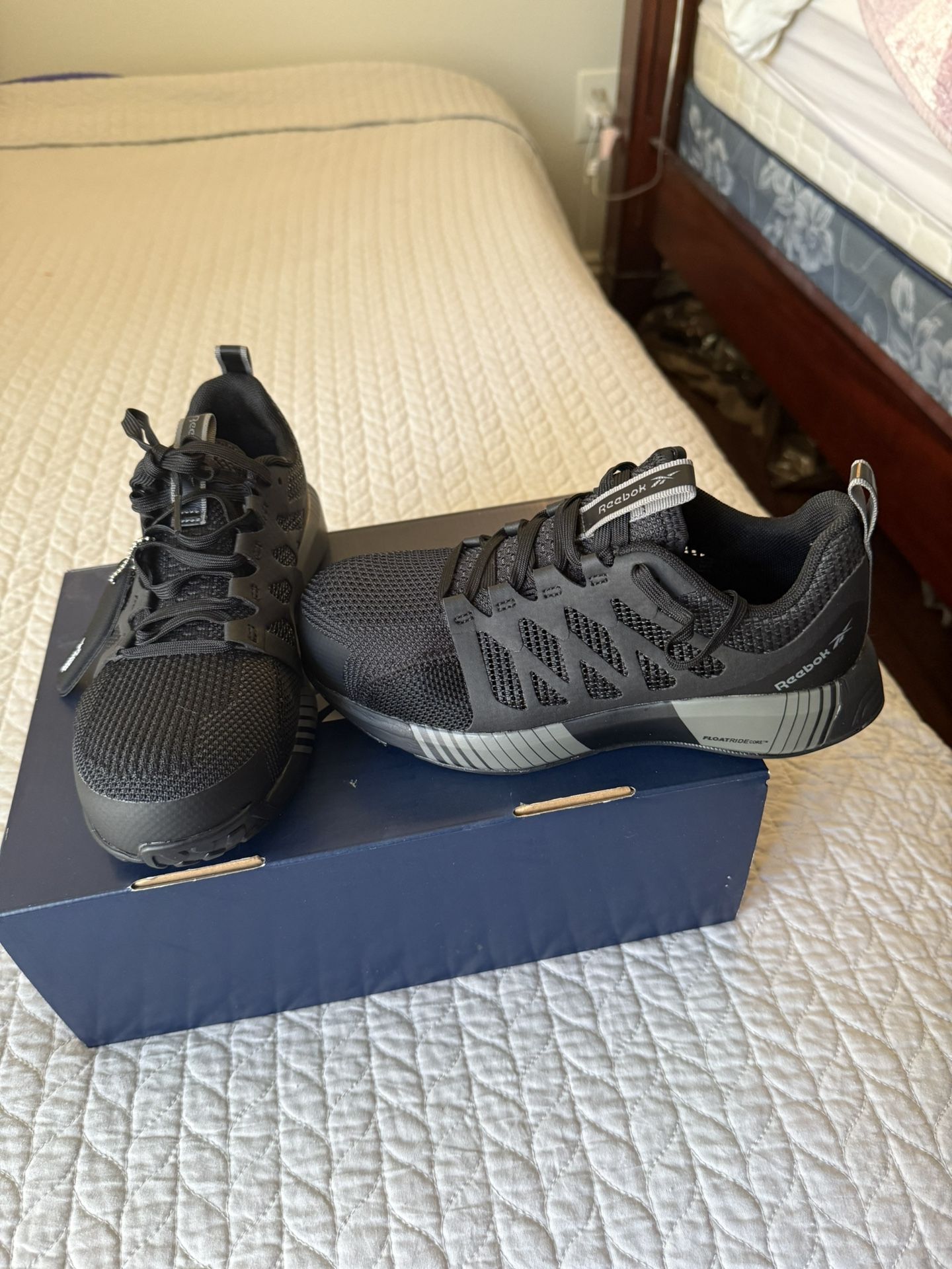 Nuevos en Caja Reebok Negros Size 7 $$ 20 Dollars