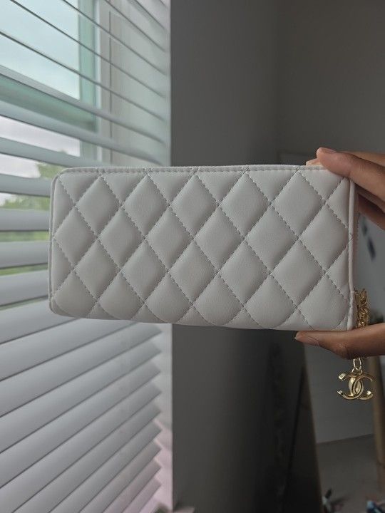 White Wallet