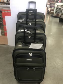 4 pices luggage set includes X-Large size 32", large size 28", medium size 24 " and carry on size 20"x14"10. Light weight expandable and durable has