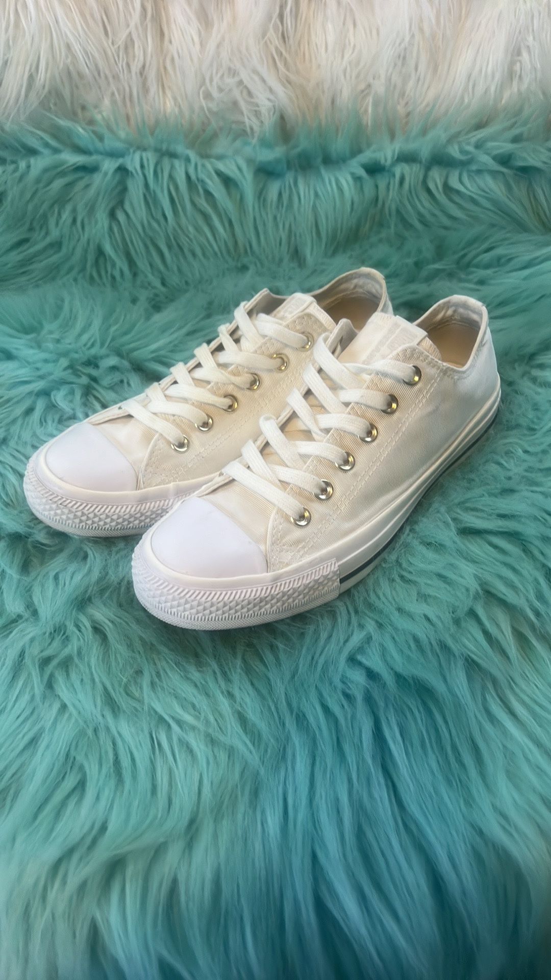 Like New Converse All Star Cream Low Tops Women’s Size 8