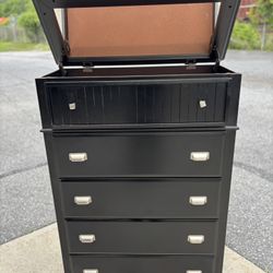 Bob’s Discount Furniture Spencer Black 5 Drawer Lift-Top Chest