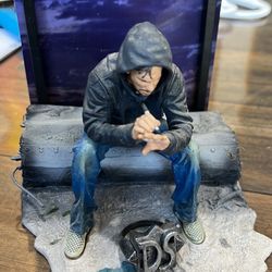 charlie lost figurine w sound , photo background,
