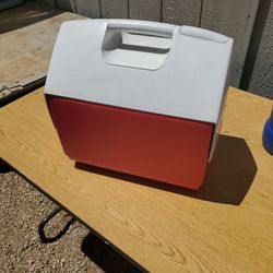 Red And  White  Ice Chest Cooler By IGloo  I ASK $20.00