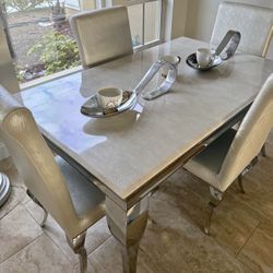 Table With 4 Chairs 