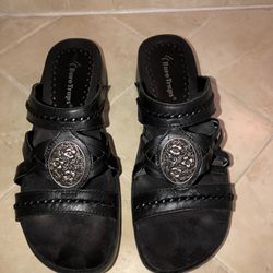 Bare Traps size 6 black leather sandals