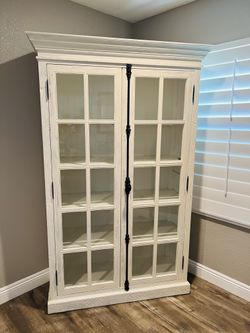 ANTIQUE WHITE CURIO Beautiful white distress hutch curio