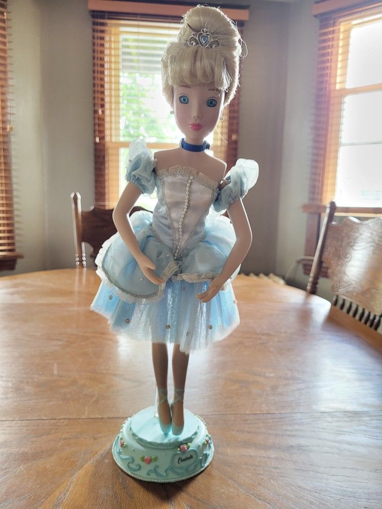 16 In Porcelain Disney Princess Dolls