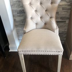 Cushion buttoned Chair 