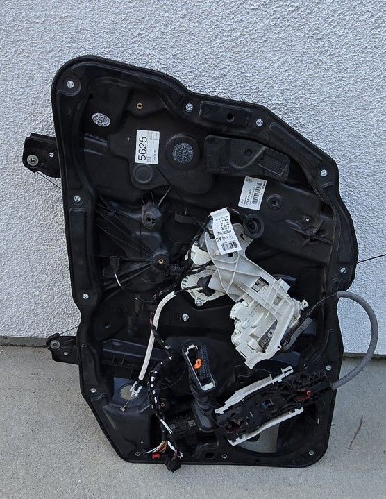2011-2018 Porsche Cayenne 958 Front Door Window Regulator Right Latch Handle
