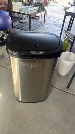 Automatic trash can