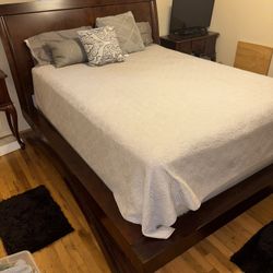 Queen Bed And Nightstands 
