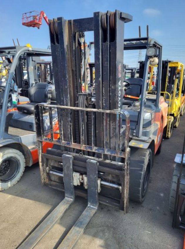 10,000 # Pound 10K Diesel Warehouse Forklift - 2016 Toyota 8FD45U