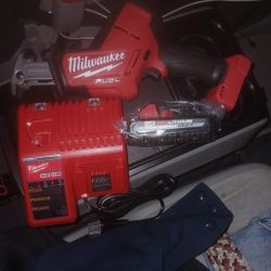Milwaukee
M18 FUEL 18V  Brushless Cordless HACKZALL w/ 3.0 Ah Battery & Charger