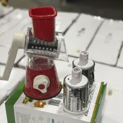 Rallador de Verduras 3 en 1 - Entrega local en El Paso Descripción: • Rápido y Eficaz: Ralla queso, corta verduras y muele nueces en segundos. • 3 Cuc