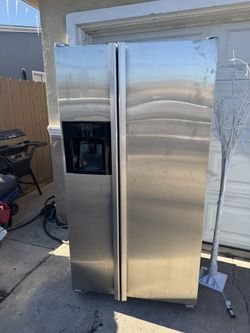 Refrigerator $135 (just Needs A Clean Inside )