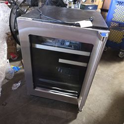 24"W 5.5 Cu. Ft. Viking Custom Panel Glass Door Undercounter Mini Fridge