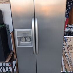 Refrigerator! Must GO! Negotiable! No! Reasonable Offer!Refused 