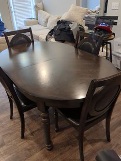 Table w/leaf and six chairs