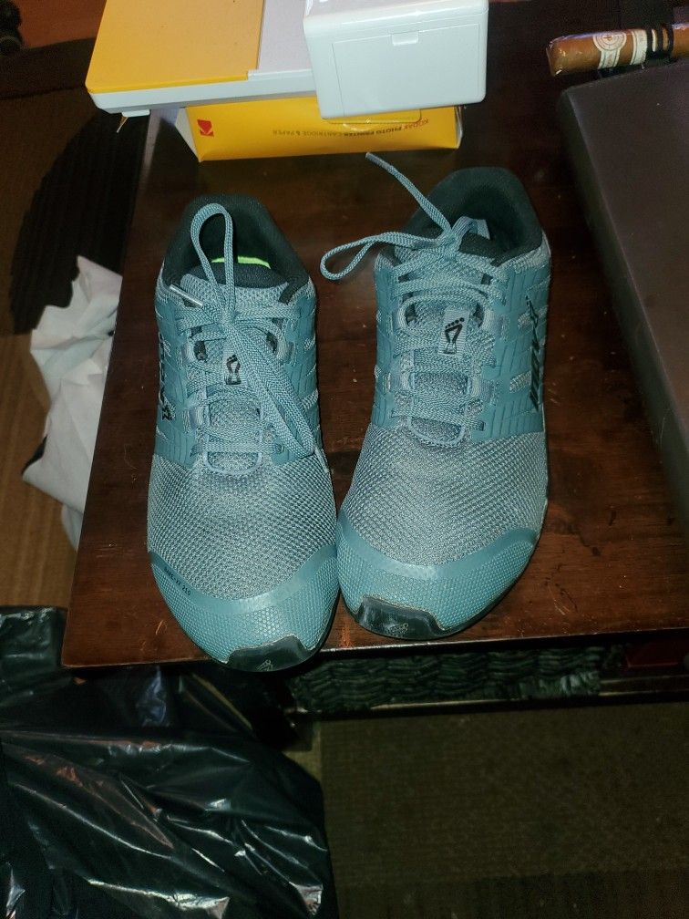 MENS NIKE INOV WEIGHT LIFTING SNEAKERS. MENS SIZE 9.5