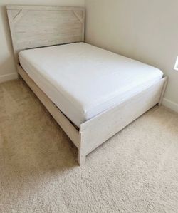Whitewash Wood Platform Bed Frame with Headboard boxspring and mattress