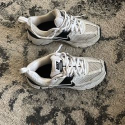 Nike Sneaker Size 1&half