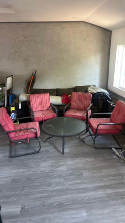 Patio set - 4 chairs - 1 table - Good condition