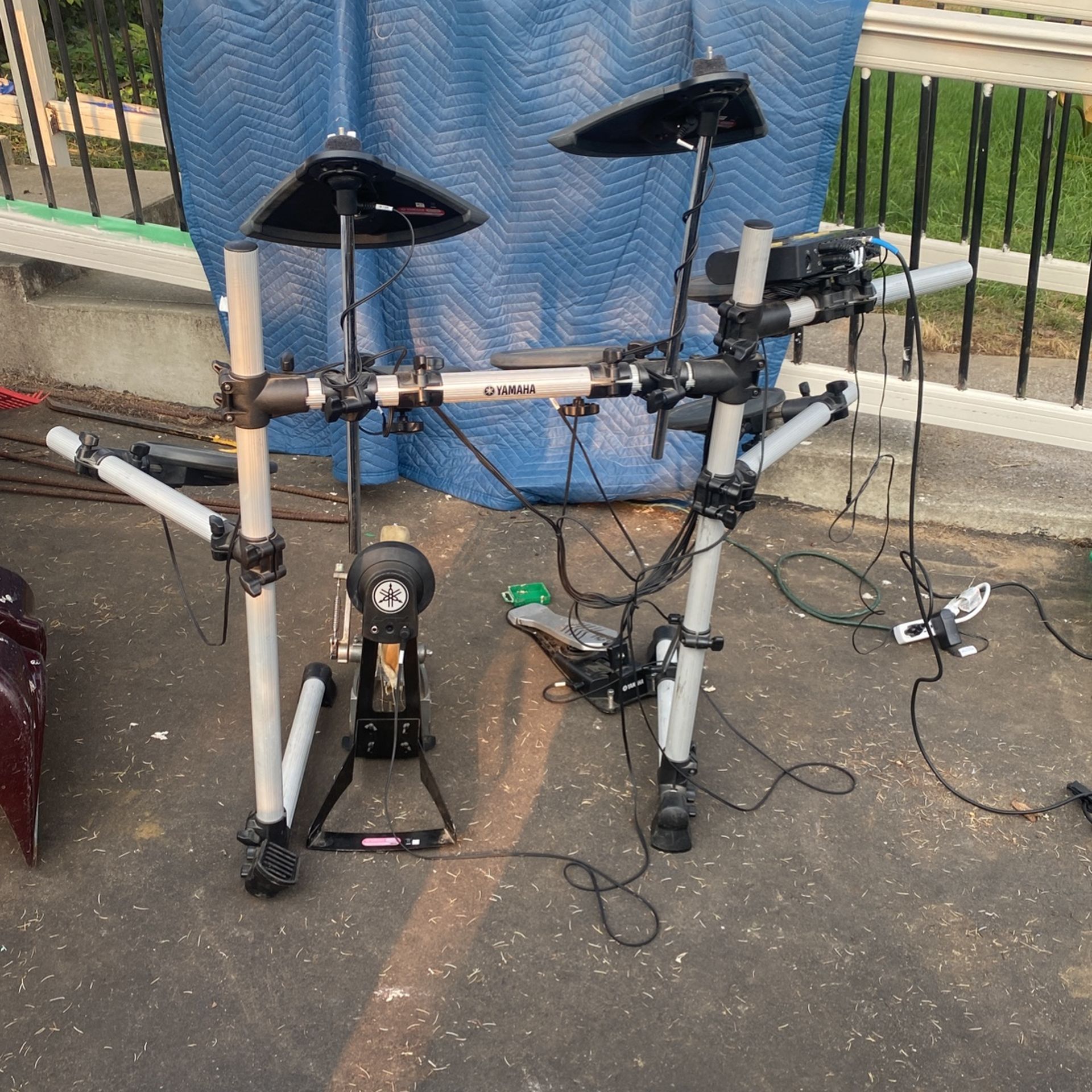 YAMAHA DRUM SET DTX 500 .