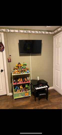 32 inch Vizio TV & wall mount.