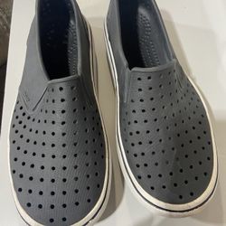 Boys Native Shoes Size 5 $5