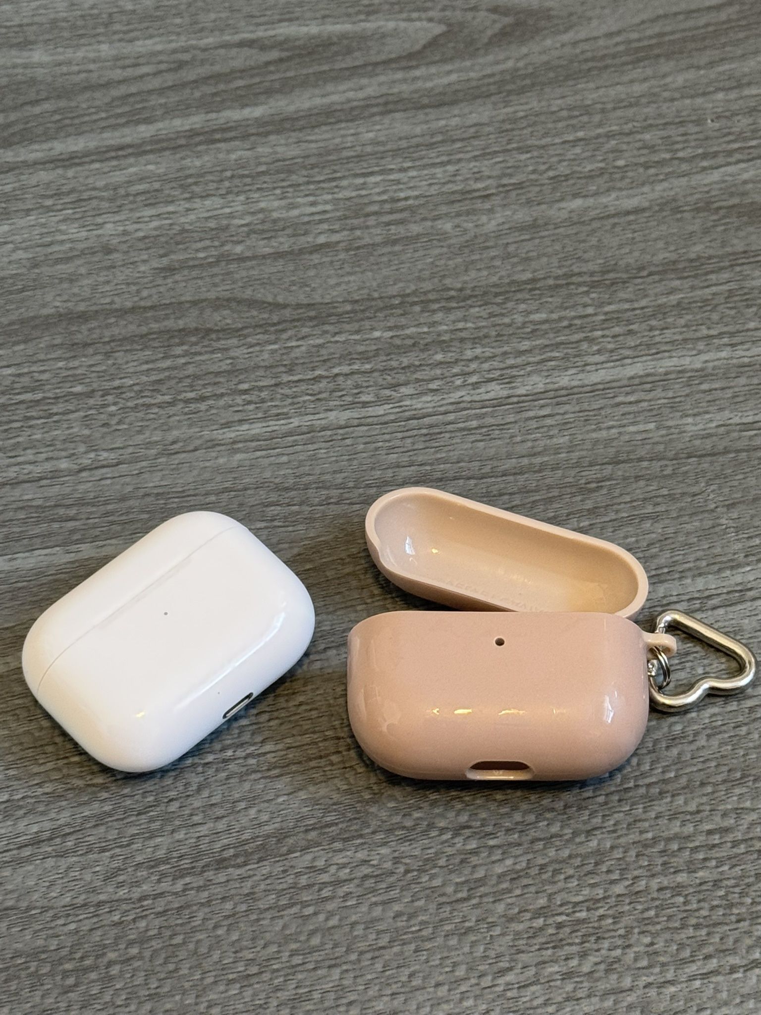 🎧 Apple AirPods Pro (1st Gen) – With Hard Case