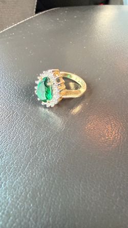 18k pear shaped emerald cocktail ring