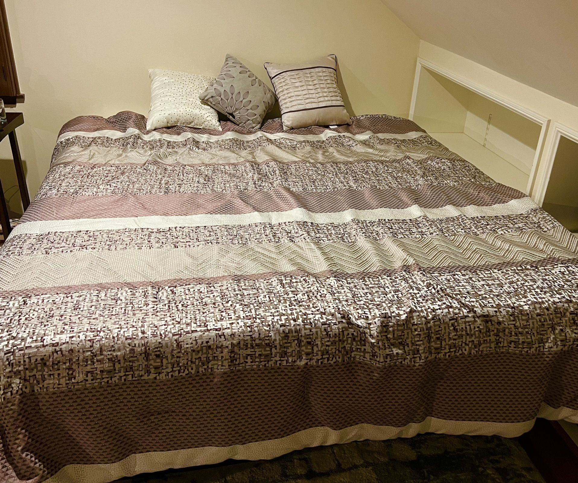 Madison Park Cal King Lavender And White Comforter