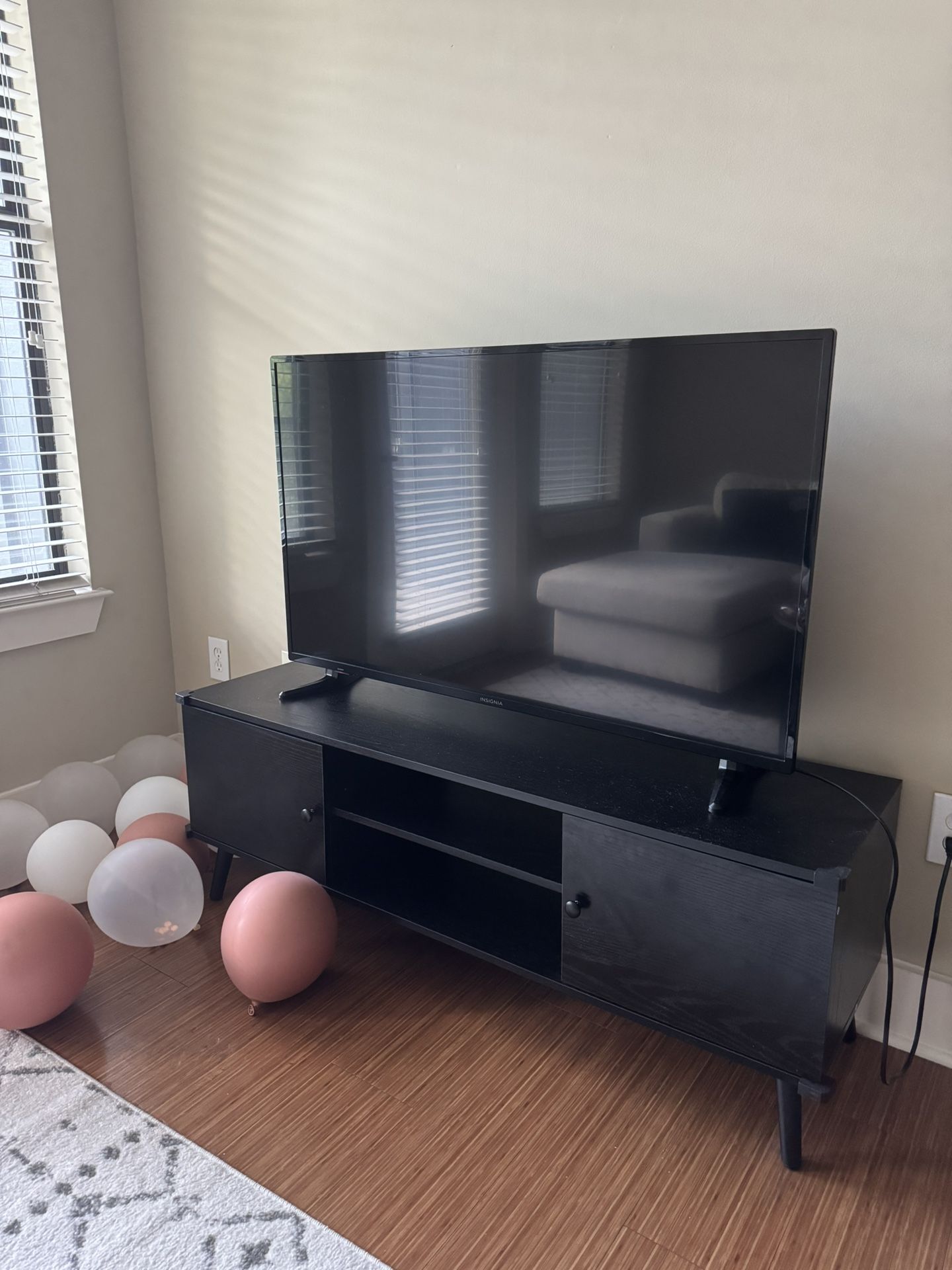 Insignia 40 inch TV very good condition