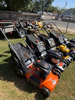 DeWalt and Murray lawnmowers priced at $270, $320, and $370. maquina de pasto Dewal ECHO murrya de de 270$, 320$, 370$,